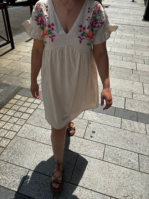 Robe courte brodée fleurs