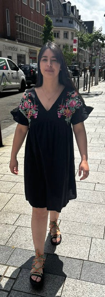 Robe courte brodée fleurs